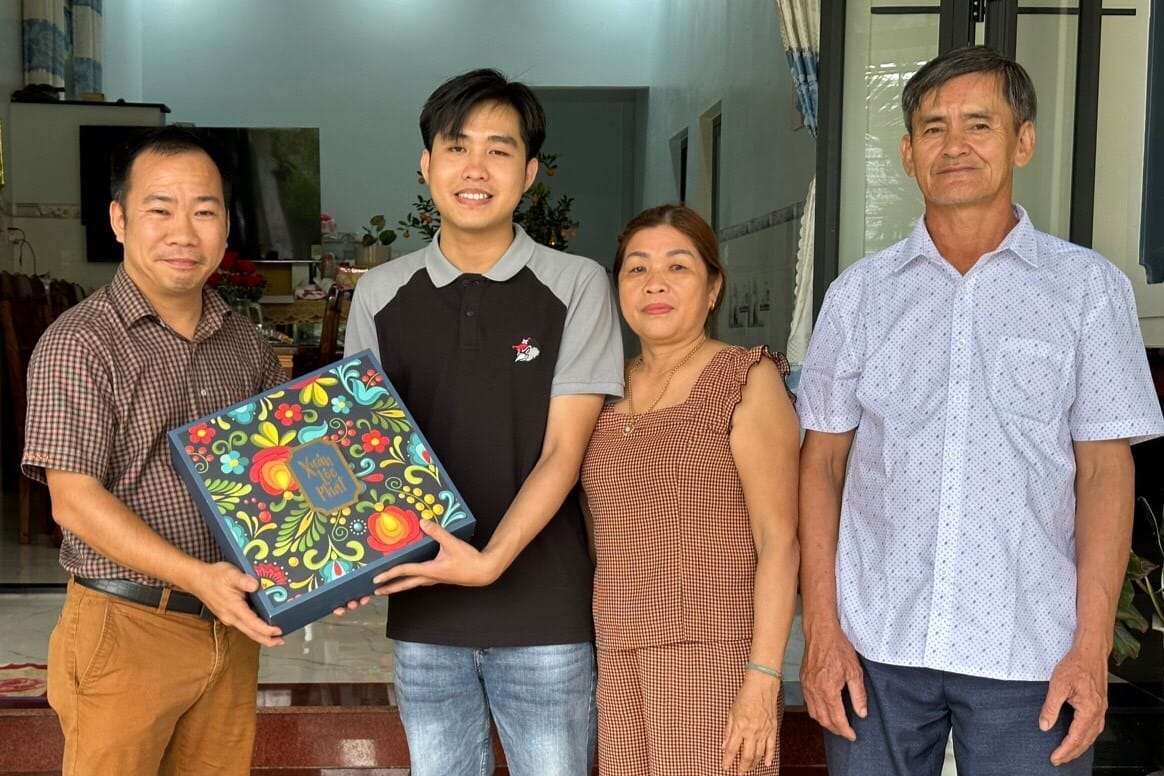 Spreading the Value of Gratitude on the Threshold of the New Year 2024 9 trao qua